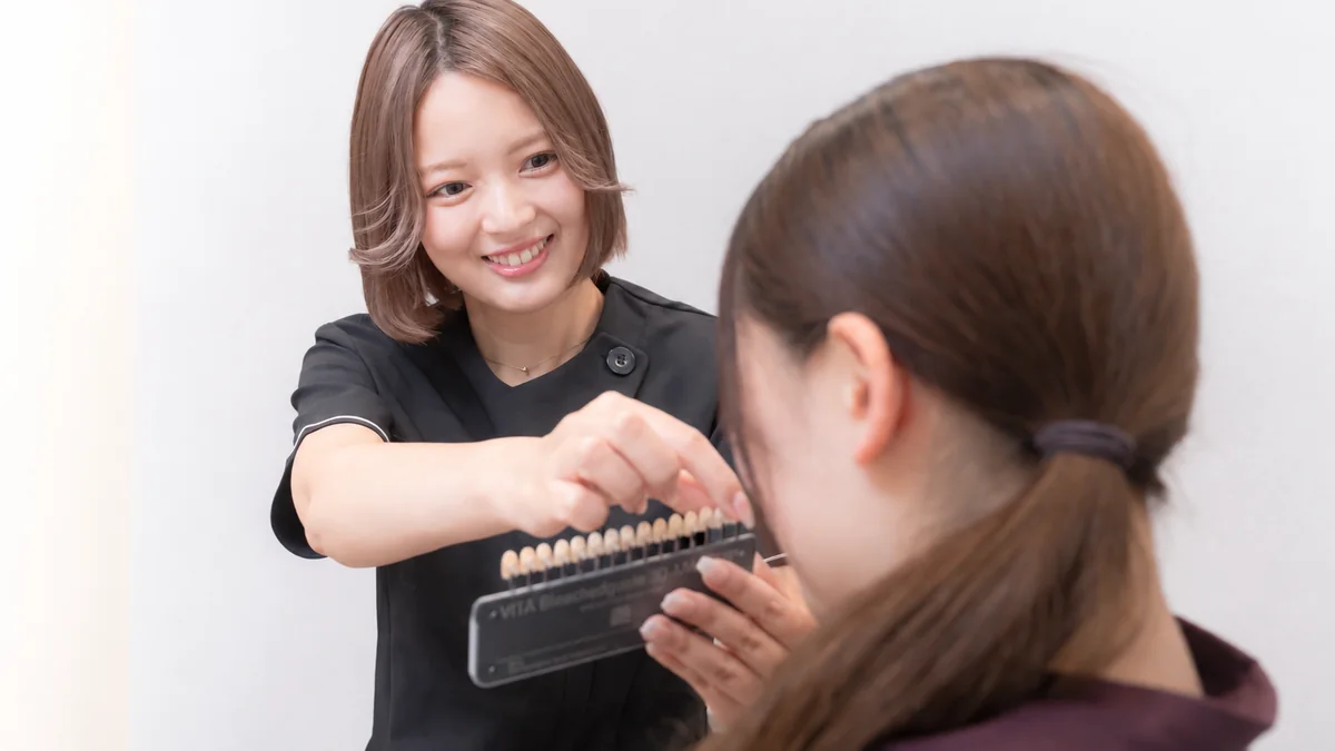 シェードガイドで歯の色を確認