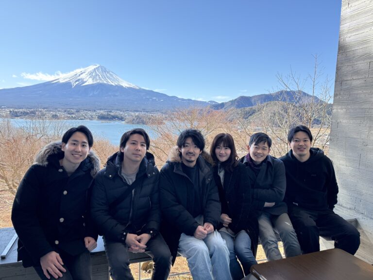 富士山を背にしたスタッフとの写真